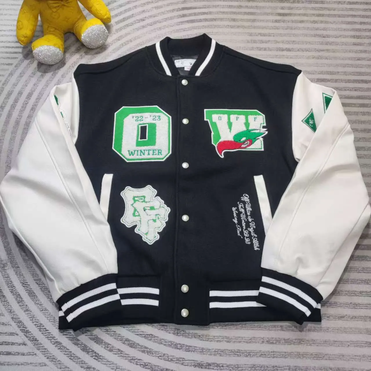 Top tested version off white heavy industry embroidery patchwork leather high temperature hot crystal diamond baseball uniform male and female couple star same style (⚠ original button mold customization, patch embroidery color matching) original packaging original label 🔍 full set of accessories customized packaging elevators are purchased from the original factory all series of hardware mold customization one-to-one restoration of fabric color components The fabric is made of 65% wool, 15% natural silk, 10% spandex and 10% velvet, mixed and custom-woven. The total weight is more than 900 grams! And the most important thing is its color fastness, it will never fade! -The embroidery uses an imported towel embroidery machine. Each pattern is first embroidered on the fabric, and then engraved with an infrared laser, and then fixed with a sewing machine. The whole garment is labeled in many places, one is flat embroidered, and the large pattern on the back is directly embroidered on it. This dress has 4 different embroidery techniques⚠ -The sleeves are all made of two-layer pebbled fabric, which is processed, shaped, colored, washed, and the texture retains the original grain structure! Thick, plump and round! -The processing technology is extremely complex, the pieces are neatly spliced ​​and aligned, and the entire garment has precise wiring density. Gender-neutral style. Loose version. Self-conscious quality control. Details determine success or failure. Size: S M L XL P: 680